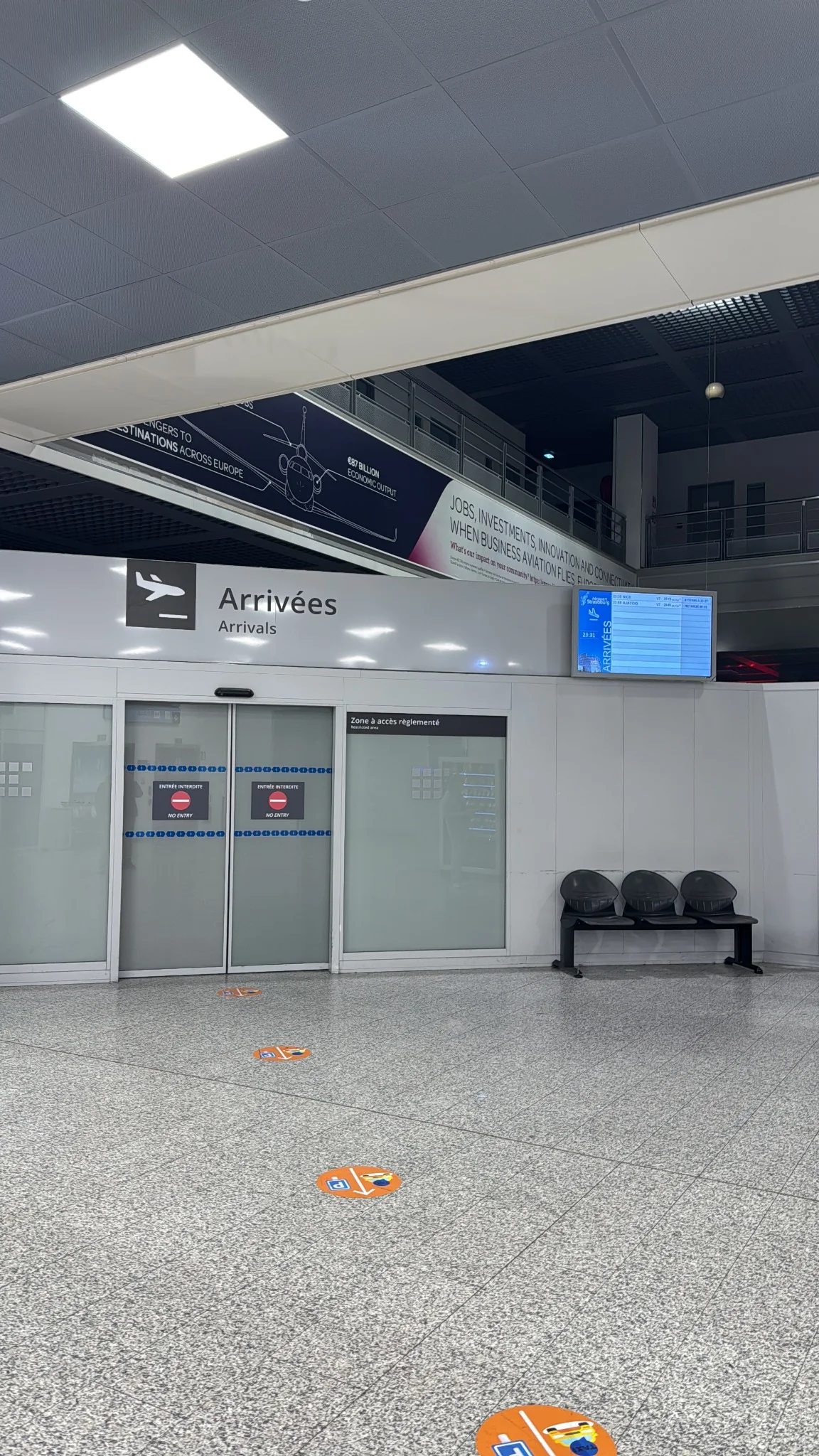 Hall des arrivées d'un aéroport pour accueil chauffeur privé
