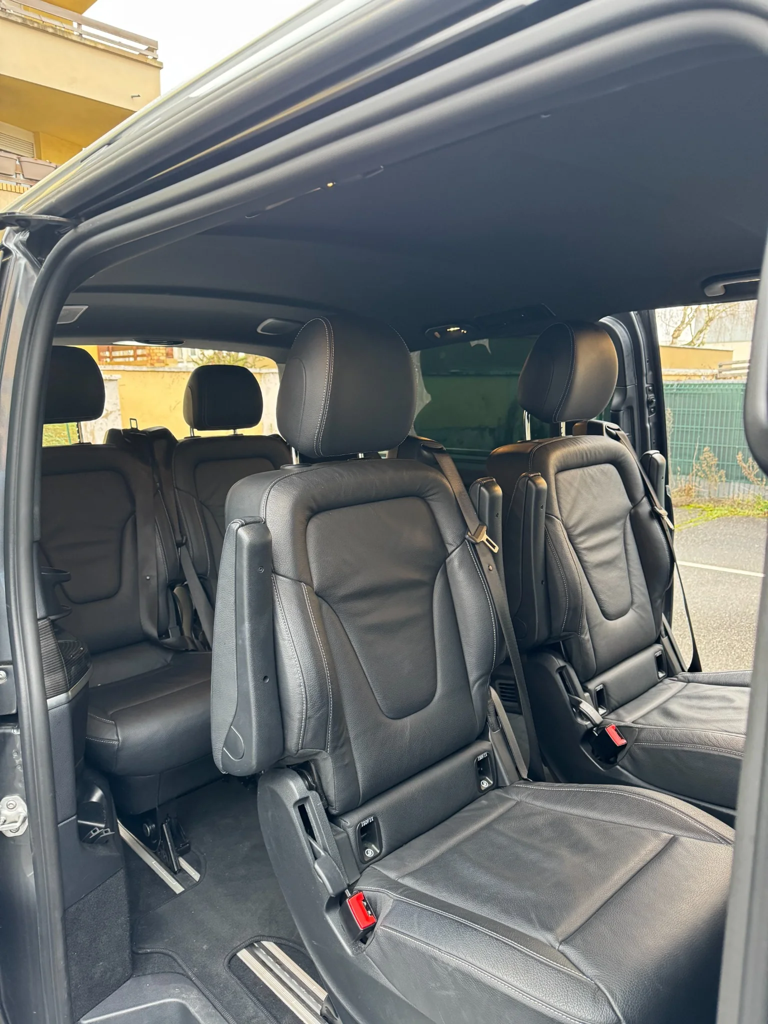 Intérieur cuir d'un van Mercedes Classe V