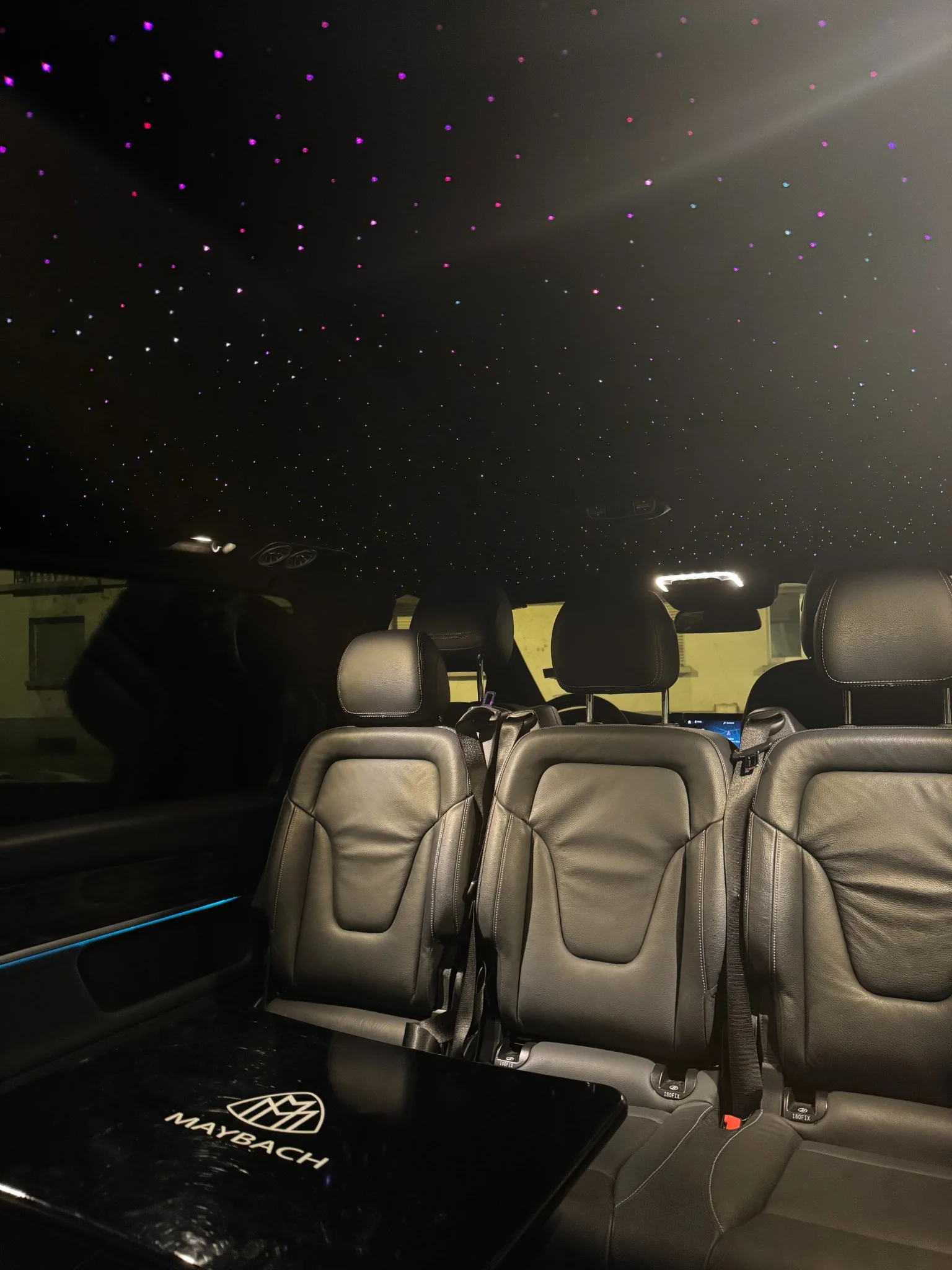 Intérieur premium de van avec ciel étoilé